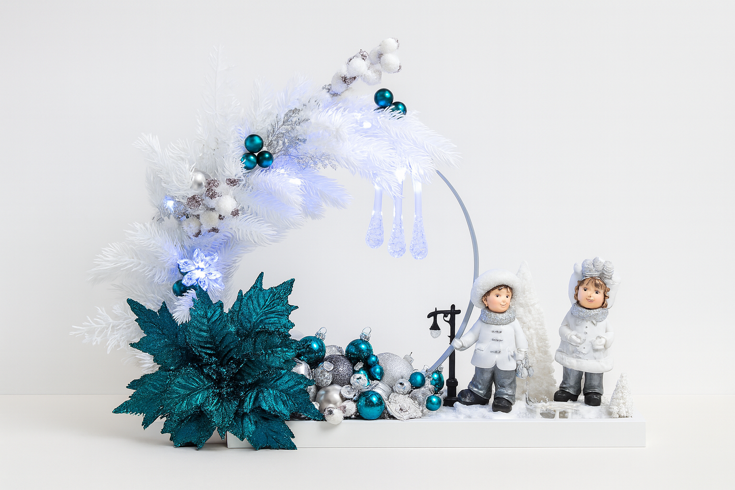 Winter Emerald – Aranjament Crăciun cu Figurine și Accente Verde Smarald & Argintiu