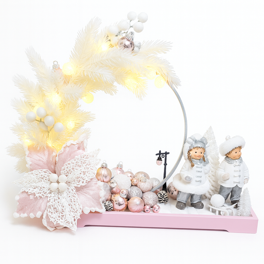 Blush Winter Whisper – Aranjament de Crăciun Elegant în Tonuri de Roz Pudrat, Alb Perlat și Argint Soft