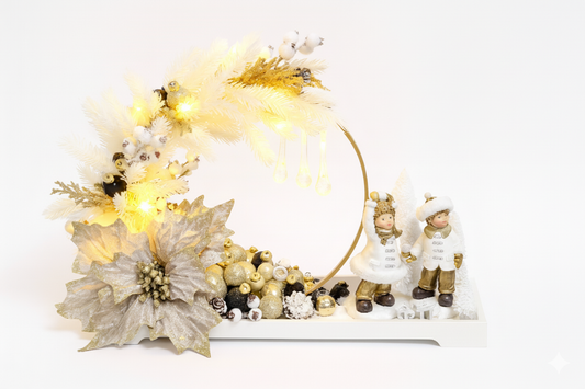 Golden Harmony – Aranjament Crăciun cu Figurine și Decor Auriu-Alb de Poveste